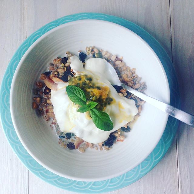 Good morning world! Hoping today I can work a bit more on my blog so I can share another of my recipes with you guys. What better way to get my energy up than indulging in a beautiful bowl of granola, yogurt and passion fruit?! Yum yum ❤️💃🎉 #theorganiccookery #healthyeating #everyday